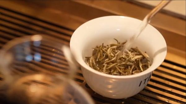 一杯茉莉花茶惊艳外国同学！她想让更多人爱上这抹茶香