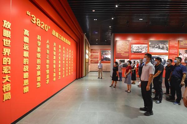 鼓楼干部群众热议“3820”战略工程实施30周年成就展