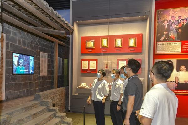 干部群众热议“3820”战略工程实施30周年成就展