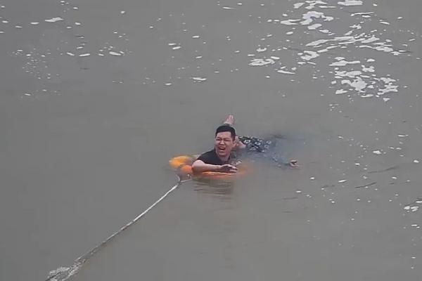 突发！福州一老人掉进敖江！