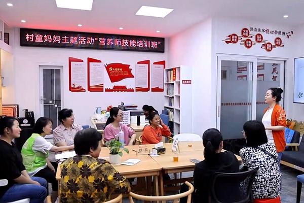 新华社关注福州：守护“村童妈妈”