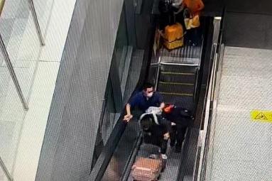 紧急时刻！福州铁警飞奔救起扶梯摔倒老人