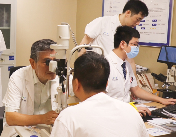 京鄂闽专家团再次汇聚福州爱尔眼科疑难眼病诊疗平台 联合会诊为患者破除疑难