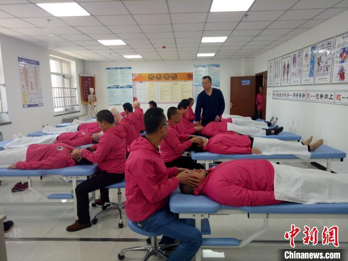 甘肃探索“师带徒”模式 培养盲人按摩高技能人才