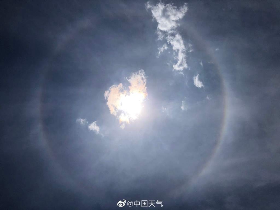北京同时出现日晕和七彩云