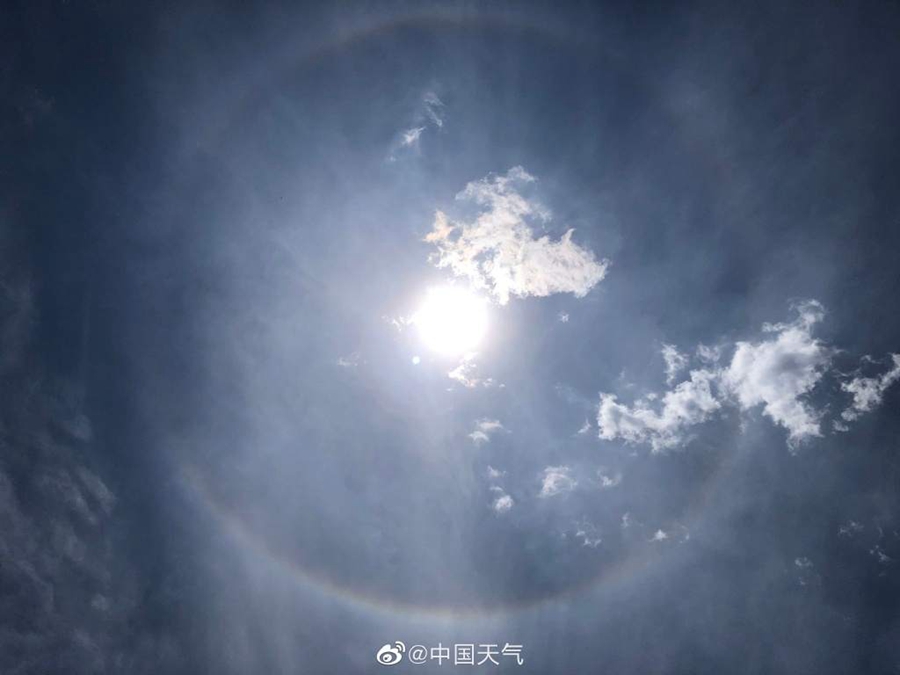 北京同时出现日晕和七彩云