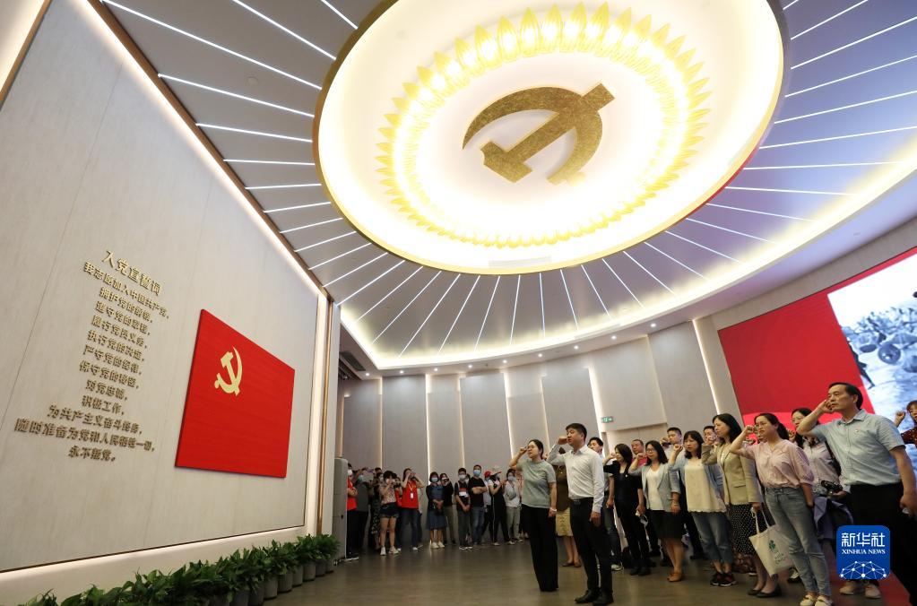 让当代中国马克思主义放射出更加灿烂的真理光芒——“十个明确”彰显马克思主义中国化新飞跃