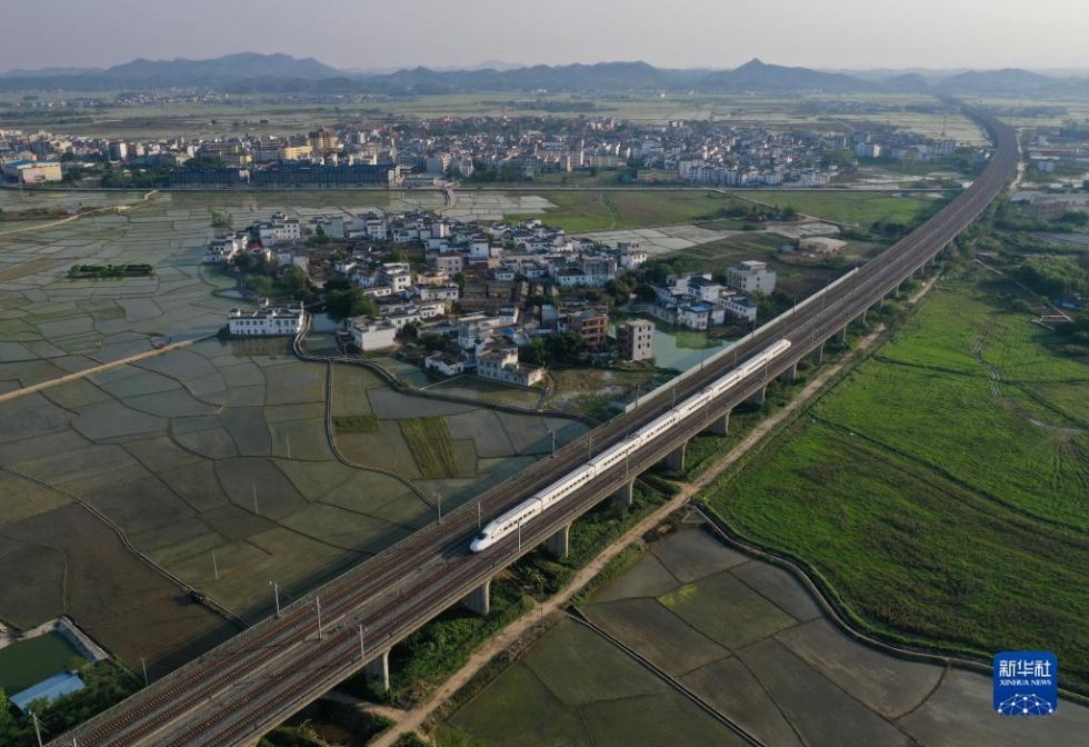 飞驰，在希望的田野上