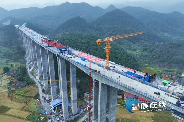 三渡水大桥全幅合龙 湖南永新高速项目全线贯通