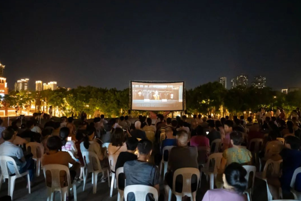 华侨文化主题电影《诗巫风云》观影活动在“闽江之心”青年广场举行