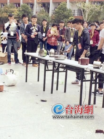 学校没收违规电器公开砸毁 校方:销毁报废电器 学校没收违规电器公开砸毁 校方:销毁报废电器