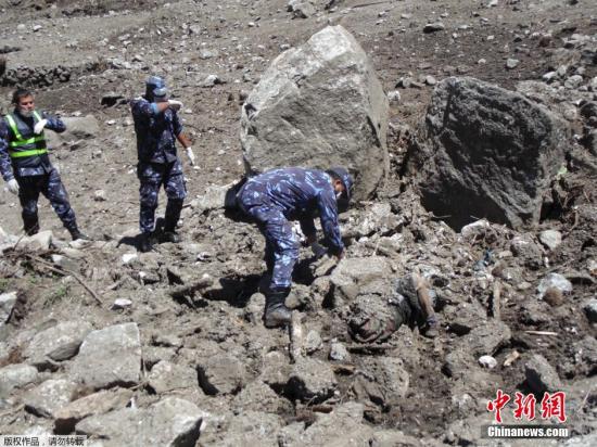 尼泊尔地震致7566人遇难 天气恶劣救援进展困难 尼泊尔地震致7566人遇难 天气恶劣救援进展困难