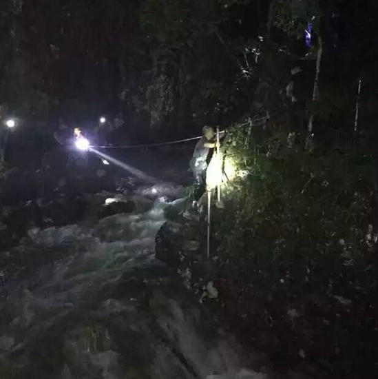 泉州暴雨10人被困山中　60多名救援人员连夜搜寻