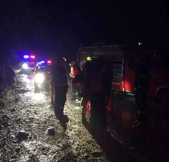 泉州暴雨10人被困山中　60多名救援人员连夜搜寻