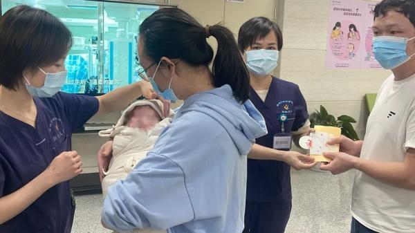 全国最小胎龄，出生才9两！奇迹宝宝出院啦