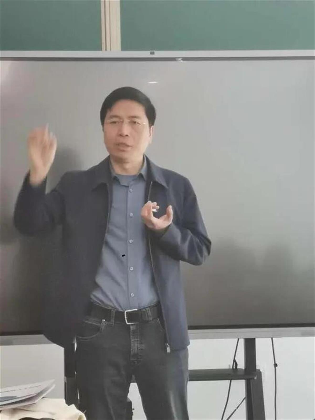 北大校运动会现人工智能机器人 约80万一台