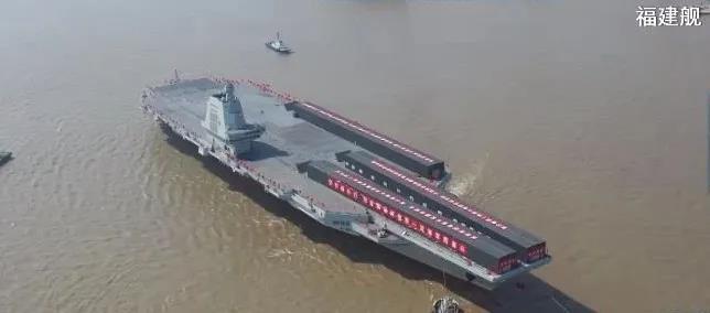 中国海军福建舰今天上午出海开展首次航行试验