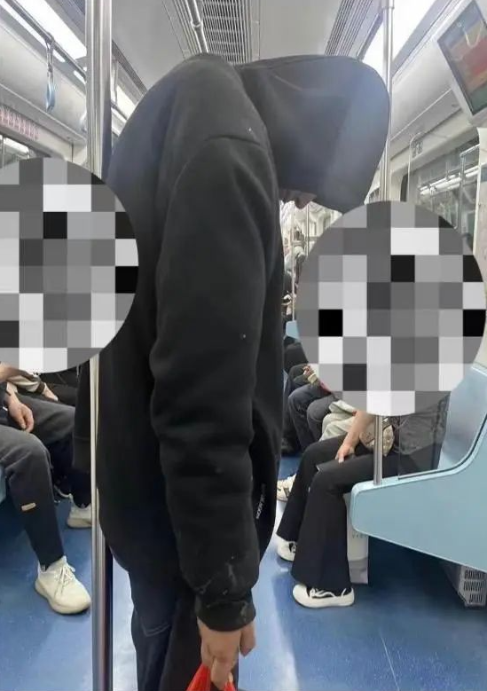 西安地铁“神秘黑衣男”已被警方带走？最新回应→