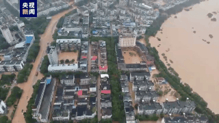 “本台报道，本台被淹”、水位逼近红绿灯高度……湖南平江遭遇特大洪水