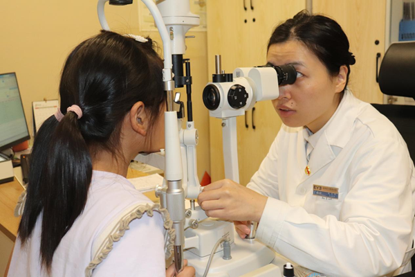年幼姐弟高度近视 医生给眼球“打补丁”