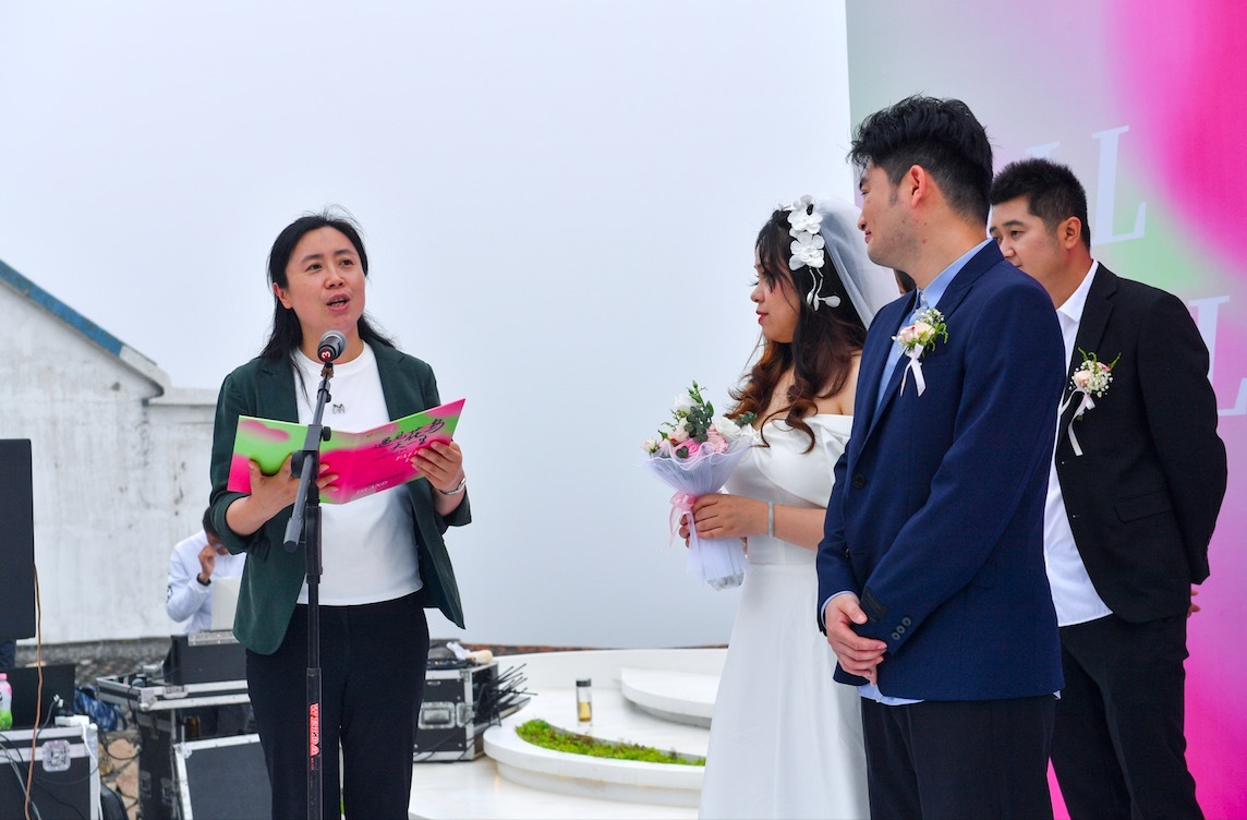 在远东第一灯塔见证下，他们的集体婚礼浪漫上演